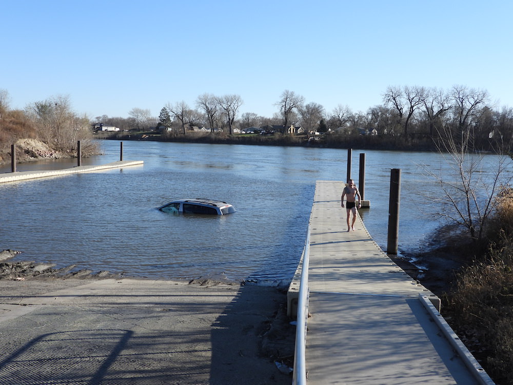 Sioux City Police Officer jumps into Icy Missouri River in hopes of checking van for occupants